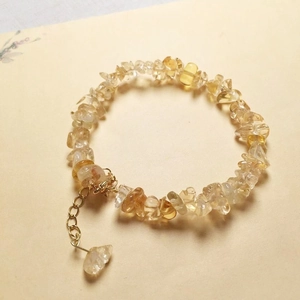 Armband aus natürlichem Citrin mit unregelmäßigen Steinen und goldenem Karabinerverschluss