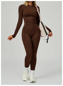 Détails de la taille froncée sur haut de yoga marron café à manches longues et poches