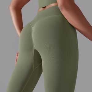 Detail der olivgrünen nahtlosen High-Waist-Yogahose mit Push-up-Naht für den Po