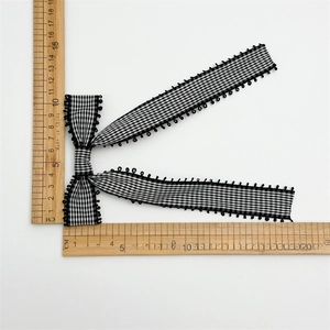 Barrette d'Halloween avec nœud à carreaux noir et blanc et longs rubans