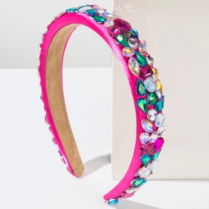 Détails de pierres baroques colorées sur un serre-tête rembourré en satin rose vif