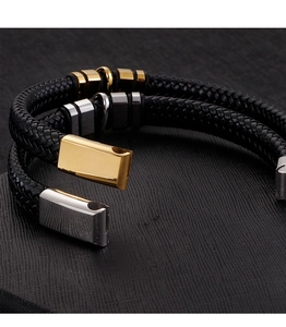 Vue macro du fermoir magnétique bicolore sur le bracelet en cuir tressé pour homme