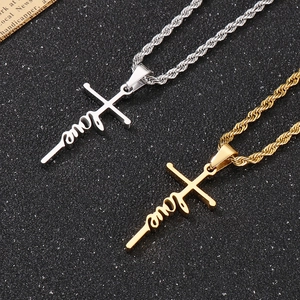 Schicke Gold- und Silber-Halsketten mit Kreuzanhänger und Love-Schriftzug auf Schwarz