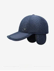 Détail de la casquette d'hiver matelassée bleu marine avec protège-oreilles et logo W