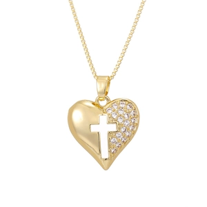 Dettaglio ravvicinato di una collana con ciondolo a cuore con design a croce e zirconi bianchi