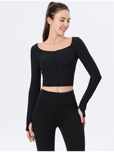 Detail eines schwarzen gerippten Yoga-Crop-Tops mit Daumenlöchern und Karree-Ausschnitt