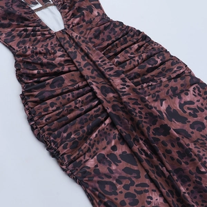 Détail de la robe à imprimé léopard avec texture froncée et finition satinée mate