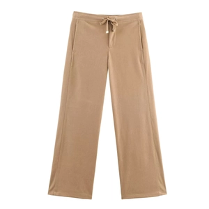 Détail du pantalon large kaki avec taille à cordon et texture de tissu en maille