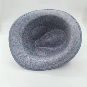Vista interna di un cappello da cowboy in feltro grigio che mostra texture e forma