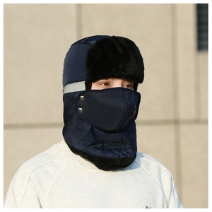 Détail de la toque d'hiver avec bande réfléchissante et masque avec valve d'aération