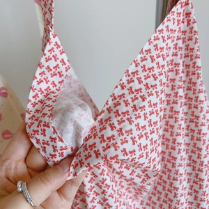 Détail macro du tissu en coton doux avec motif de nœud papillon rouge sur blanc