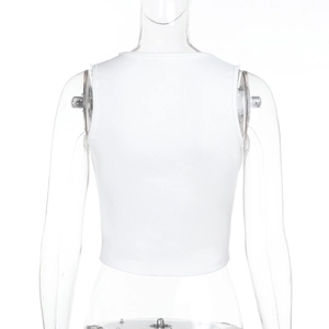 Vista posteriore dettagliata del crop top bianco con pizzo e vestibilità aderente