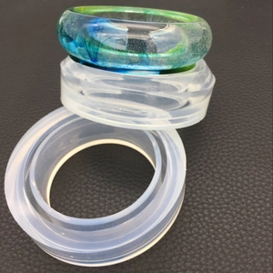 Dettaglio degli stampi in silicone per bracciali con un bangle in resina glitterata