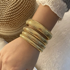 Gold Tubogas stretch bracelet set with 4 pieces in stainless steel on a model wrist