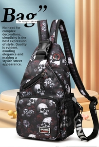 Detail der Brusttasche mit Totenkopf-Print und atmungsaktiver Seitentasche aus Mesh