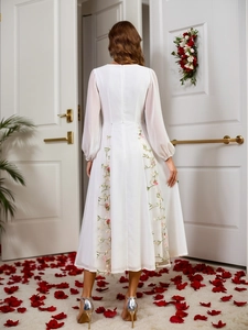 Elegantes weißes Midikleid mit transparenten Laternenärmeln und rosa Blumenstickerei
