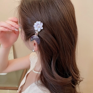 Détail d'une pince à cheveux fleur et queue de sirène avec perles et strass sur cheveux