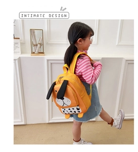 Mochila amarilla para niños con orejas de perro 3D mostrada en una niña pequeña