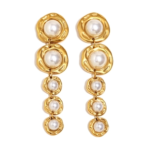 Boucles d'oreilles pendantes en acier plaqué or 18K avec cinq perles blanches graduées