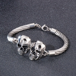 Détails de double tête de mort sur bracelet en câble d'acier tressé lourd avec fermoir