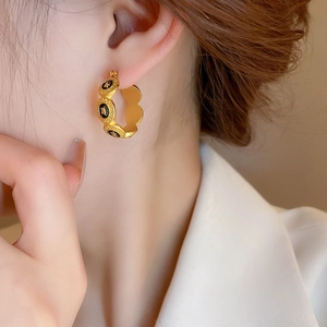 Boucles d'oreilles créoles C dorées géométriques vintage avec breloques en émail noir