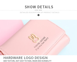 Nahaufnahme der rosa Ledergeldbörse mit goldenem Hasen-Metalllogo und floralen Details