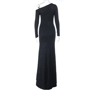 Vue arrière de la robe de soirée noire à paillettes avec épaule dénudée et fente haute