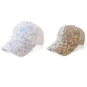 Dettaglio dei cappellini da baseball con paillettes in bianco iridescente e oro champagne