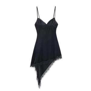 Robe chic en velours noir à bretelles avec dentelle et ourlet asymétrique