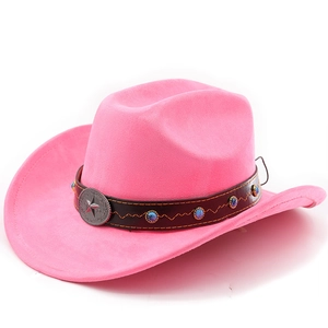 Détail du chapeau de cowboy rose en suédine avec insigne étoile et bande en turquoise