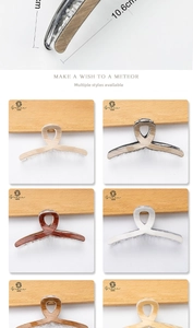 Vue détaillée des pinces à cheveux de 10,6cm en six motifs, dont bois et texture marbrée