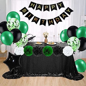 Détail du kit anniversaire foot avec bannière, ballons, pompons papier et nappe à paillettes