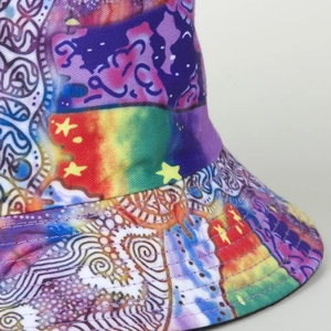 Chapeau bob arc-en-ciel avec motif graffiti étoile et bord ondulé élégant