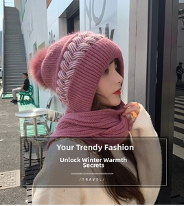 Dettaglio del set cappello sciarpa rosa in maglia intrecciata con pompon di pelliccia