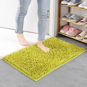Absorberende lindegroene chenille badmat voor de badkamer of entree decoratie.