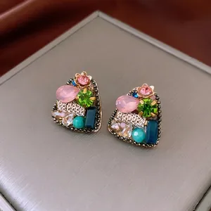 Boucles d'oreilles vintage dorées avec pierres précieuses colorées et cristaux chic