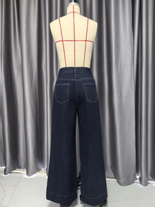 Detail der dunkelblauen Denim-Hose mit hoher Taille, Gesäßtaschen und weißen Nähten