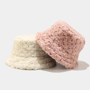Chapeau bob en peluche d'hiver minimaliste pour femmes en blanc crème et rose poudré