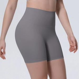 Détail du short de yoga gris à taille haute avec contrôle du ventre et effet push-up fessier