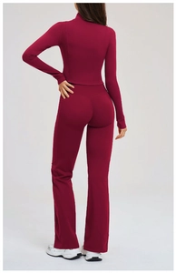 Vista posteriore di un set yoga bordeaux con giacca attillata e leggings svasati a vita alta