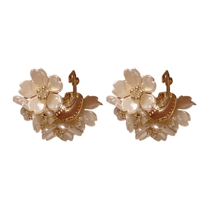 Eleganti orecchini a fiore a forma di C con petali bianchi e dettagli dorati