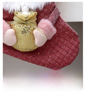Detailaufnahme des Weihnachtsstrumpfs mit 3D-Weihnachtsmann und Paillettenbeutel