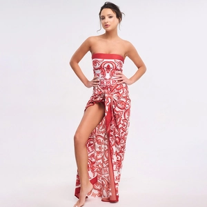 Détail de l'imprimé carreaux Maiolica rouge sur robe longue bustier fendue pour la plage