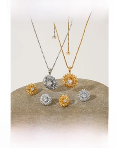 Detailansicht des Sonnenblumen-Schmucksets in Gold und Silber auf Steinbasis