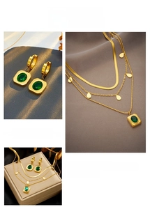 Détails d'un collier doré multicouche et boucles d'oreilles zircon émeraude vintage