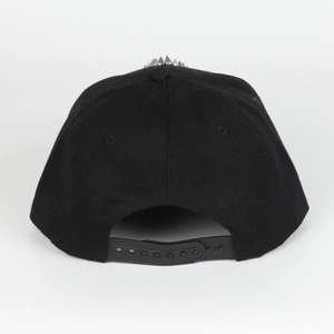 Rückansicht der schwarzen Hip-Hop-Snapback-Kappe mit verstellbarem Riemen und Nieten