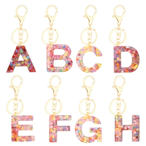 Portachiavi con lettere A-H in resina con paillettes a cuore rosa e ciondoli a farfalla