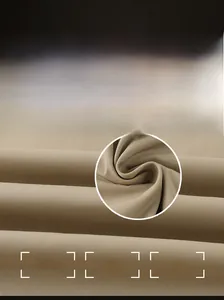 Detailaufnahme von khakifarbenem Köperstoff mit winddichter und warmer Textur