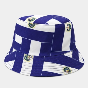 Dettaglio del cappello a secchiello a strisce bianche e blu con stemma di El Salvador