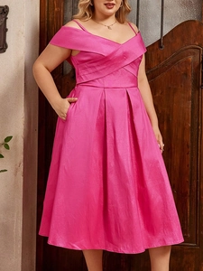 Robe longue grande taille d'été en satin rose avec col licou croisé et coupe trapèze fluide